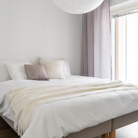 Iso Aurinkoinen Parveke Ja Hyvaet Yhteydet Apartment Хелзинки Екстериор снимка